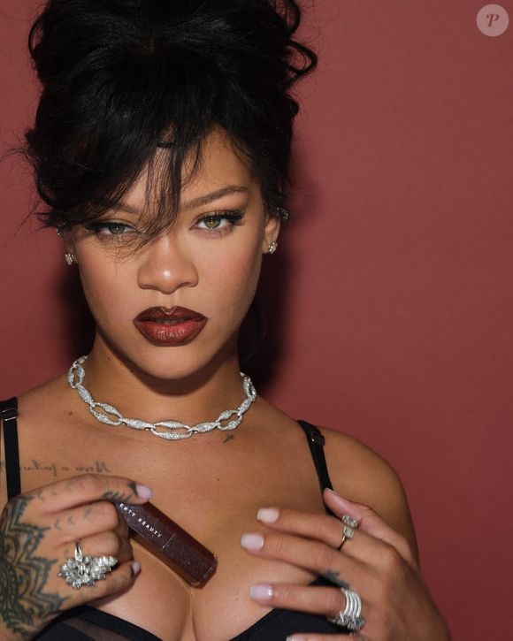 Son applicateur biseauté est d'ailleurs d'une précision redoutable, et ses pigments sont incroyablement intenses. 

Dans un post de promotion pour sa marque Fenty Beauty, Rihanna porte deux sacs de la maison Messika

Messika via Bestimage