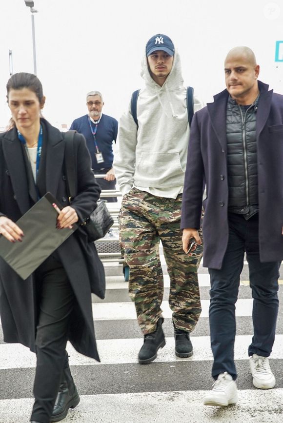 EXCLUSIF Milan, ITALIE Romeo Beckham a été aperçu à l'aéroport de Milan lors de son départ après la semaine de la mode, gardant un look confortable et décontracté pour ses voyages.