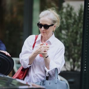 New York, NY Meryl Streep a été aperçue en train de profiter d'un moment de détente à New York jeudi. L'actrice portait des lunettes de soleil Prada, un bouton blanc et un sac Giorgio Armani.



Sur la photo : Meryl Streep