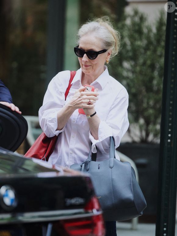 New York, NY Meryl Streep a été aperçue en train de profiter d'un moment de détente à New York jeudi. L'actrice portait des lunettes de soleil Prada, un bouton blanc et un sac Giorgio Armani.



Sur la photo : Meryl Streep