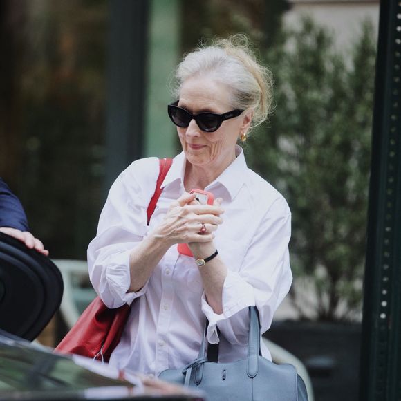 New York, NY Meryl Streep a été aperçue en train de profiter d'un moment de détente à New York jeudi. L'actrice portait des lunettes de soleil Prada, un bouton blanc et un sac Giorgio Armani.



Sur la photo : Meryl Streep