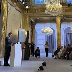 Emmanuel Macron, Hugues Aufray - Hugues Aufray (97 ans) a été élevé au rang de commandeur de l'ordre national du Mérite par Emmanuel Macron au palais de l’Elysée à Paris le 15 septembre 2026. | 00770130