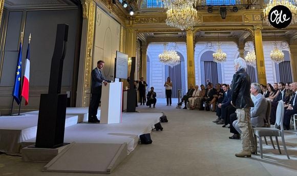 Emmanuel Macron, Hugues Aufray - Hugues Aufray (97 ans) a été élevé au rang de commandeur de l'ordre national du Mérite par Emmanuel Macron au palais de l’Elysée à Paris le 15 septembre 2026. | 00770130