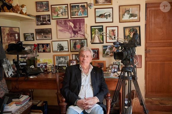 Dans le fief d'Alain Delon, là où l'acteur s'est éteint à 88 ans en août dernier et où il repose

Exclusif - Cyril.Viguier rencontre Alain Delon dans sa maison de Douchy-Montcorbon le 13 juin 2021.

© Cyril Moreau / Bestimage