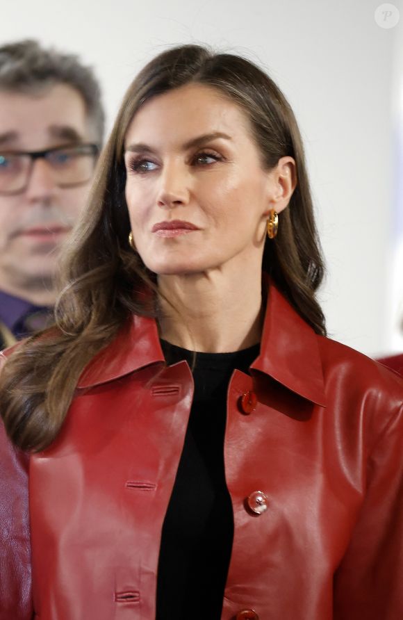 En 2019, elle a d’ailleurs reçu le prix de l’observatoire sur les violences domestiques de son mari, le roi Felipe VI

Le roi Felipe VI d'Espagne et la reine Letizia visitent le salon ARCO (salon de l'art contemporain) à Madrid  le 5 mars 2025.