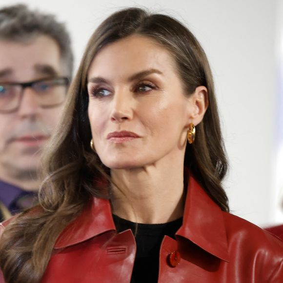 En 2019, elle a d’ailleurs reçu le prix de l’observatoire sur les violences domestiques de son mari, le roi Felipe VI

Le roi Felipe VI d'Espagne et la reine Letizia visitent le salon ARCO (salon de l'art contemporain) à Madrid  le 5 mars 2025.