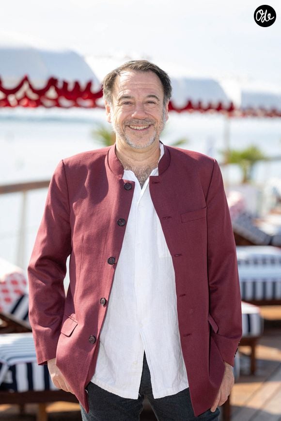 Michel Bussi participe à la séance photo « Rien Ne T’Efface » dans le cadre du 8e Festival international de Canneseries, à la Plage du Majestic, le 28 avril 2025 à Cannes, en France. Photo : Shootpix/ABACAPRESS.COM