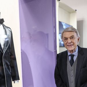 Le chanteur Salvatore Adamo pose pour le photographe lors de la visite de l'exposition 'Adamo. Racines et résonances", le jeudi 20 novembre 2025, à Jemappes, Mons. Photo par ABACAPRESS.COM