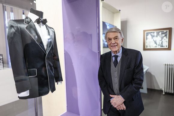 Le chanteur Salvatore Adamo pose pour le photographe lors de la visite de l'exposition 'Adamo. Racines et résonances", le jeudi 20 novembre 2025, à Jemappes, Mons. Photo par ABACAPRESS.COM