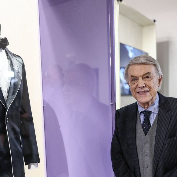 Le chanteur Salvatore Adamo pose pour le photographe lors de la visite de l'exposition 'Adamo. Racines et résonances", le jeudi 20 novembre 2025, à Jemappes, Mons. Photo par ABACAPRESS.COM