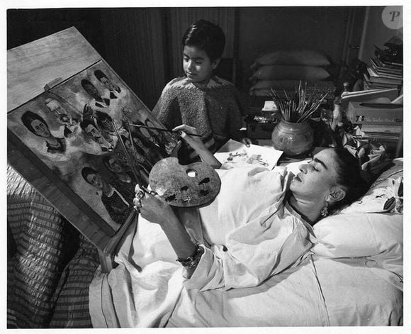 Vidéo : Frida Kahlo handicapée à 18 ans : un trajet en bus a mal tourné et l'a privée de sa "virginité" - Purepeople