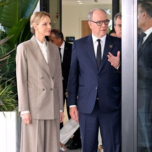 Charlene de Monaco fait partie des personnalités publiques dont les tenues vestimentaires sont une référence.

Le prince Albert II de Monaco et la princesse Charlene ont visité en compagnie de M. Thomas Bataglione, l'administrateur et directeur général de la SMEG, le nouveau siège social de la société, installé dans le quartier de Fontvieille à Monaco, le 15 octobre 2025. © Bruno Bebert / Bestimage