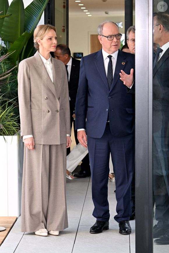Charlene de Monaco fait partie des personnalités publiques dont les tenues vestimentaires sont une référence.

Le prince Albert II de Monaco et la princesse Charlene ont visité en compagnie de M. Thomas Bataglione, l'administrateur et directeur général de la SMEG, le nouveau siège social de la société, installé dans le quartier de Fontvieille à Monaco, le 15 octobre 2025. © Bruno Bebert / Bestimage