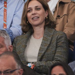Elle devait assister ce jour-là à la nouvelle édition de la cérémonie des Micros d'or, diffusée en direct sur la chaîne Sports en France

Nathalie Péchalat - Célébrités dans les tribunes des Internationaux de France de tennis de Roland Garros 2024 à Paris, le 29 mai 2024. 
© Moreau / Jacovides / Bestimage