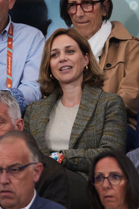 Elle devait assister ce jour-là à la nouvelle édition de la cérémonie des Micros d'or, diffusée en direct sur la chaîne Sports en France

Nathalie Péchalat - Célébrités dans les tribunes des Internationaux de France de tennis de Roland Garros 2024 à Paris, le 29 mai 2024. 
© Moreau / Jacovides / Bestimage