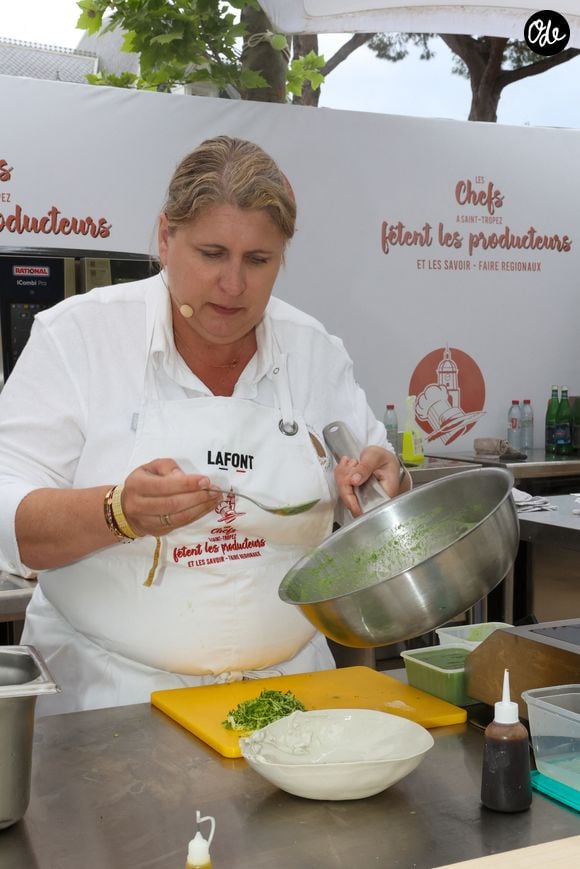 La cheffe remplace les coquillettes par des risonni et l’Emmental par du Beaufort.

Les Chefs à Saint-Tropez fêtent les producteurs 2025 - Les Chefs et les producteurs se retrouvent sur la place des Lices à Saint-Tropez, le 4 mai 2025. La cheffe Stéphanie Le Quellec. ©Jean-Marc Lhomer / Bestimage.