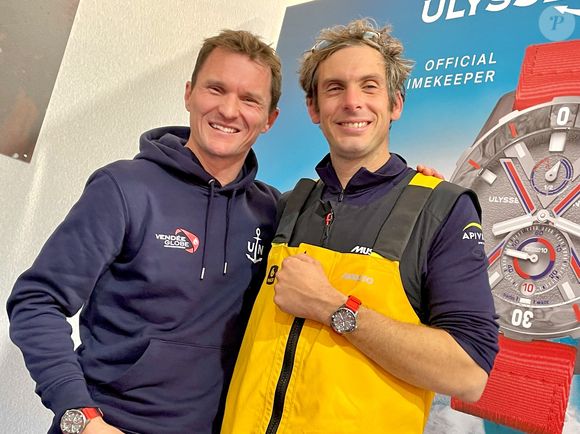 Charlie Dalin reçoit une montre collector réalisée en matériaux recyclés par Ulysse Nardin partenaire du Vendée Globe - Le skipper de Macif Charlie Dalin remporte la dixième édition du tour du monde en solitaire Vendée Globe en pulvérisant le record de l’épreuve en 64 jours, 19 heures 22 minutes et 49 secondes aux Sables-d'Olonne, France, le 14 janvier 2025. © Fabien Faure/Bestimage