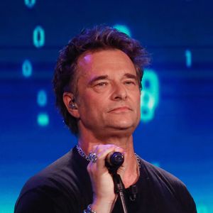 David Hallyday a su se construire une carrière solide, loin de l’ombre de son père Johnny, avec albums, concerts et compositions remarquées.

Exclusif - David Hallyday lors de l'enregistrement de l'émission "Famille je vous aime" présentée par M. Drucker sur France 3, aux Studios rive gauche à Paris, France © Clovis-Gaffiot/Bestimage