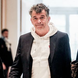 Stéphane Plaza arrive pour le verdict de son procès pour violences sur deux anciennes compagnes, à Paris, France, le 18 février 2025. © Christophe Clovis/Bestimage