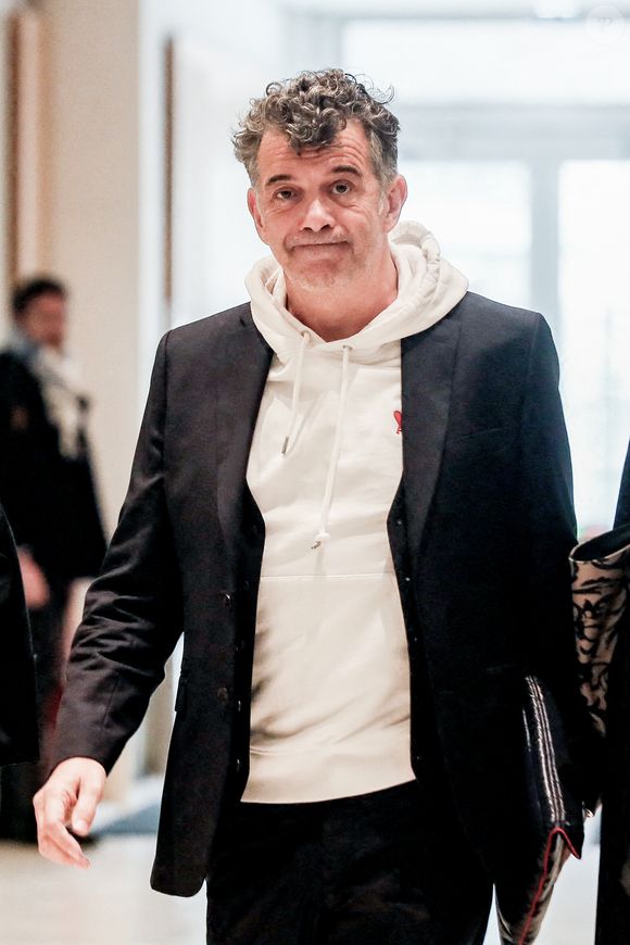 Stéphane Plaza arrive pour le verdict de son procès pour violences sur deux anciennes compagnes, à Paris, France, le 18 février 2025. © Christophe Clovis/Bestimage