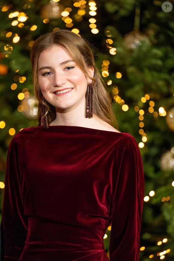 La princesse Elisabeth de Belgique - La famille royale de Belgique arrive au concert de Noël au palais royal et pose pour les photos traditionnelles devant le sapin à Bruxelles le 18 décembre 2024.