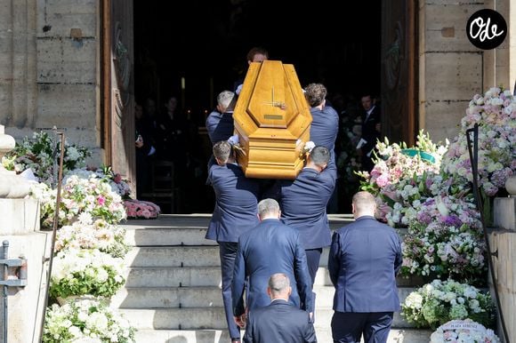 Le cercueil de Nicolas Altmayer, le compagnon de Mathilde Favier, fait son entrée en l'église Saint-Sulpice - Arrivées aux obsèques de Mathilde Favier en l'église Saint-Sulpice à Paris, le 31 aout 2026. © Dominique Jacovides-Cyril Moreau/Bestimage