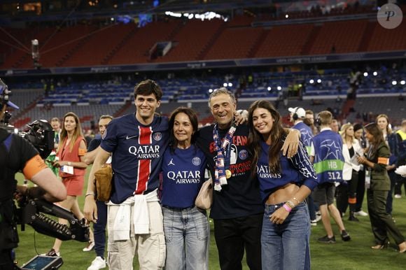 Luis Enrique, l'entraîneur parisien, fête la victoire avec sa femme Elena Cullell et ses enfants.. Le PSG remporte la Ligue Des Champions 2025, pour la première fois de son histoire, face à l'Inter Milan (5-0) à l'Allianz Arena de Munich, le 31 mai 2025.
© Cyril Moreau/Bestimage