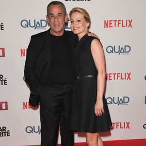 Elle a choisi une robe rose bustier qui lui allait divinement bien.

Thierry Ardisson et sa femme Audrey Crespo-Mara à l'avant-première de série télévisé TF1 "Le Bazar de la Charité" au Grand Rex à Paris, France, le 30 septembre 2019. © Coadic Guirec/Bestimage