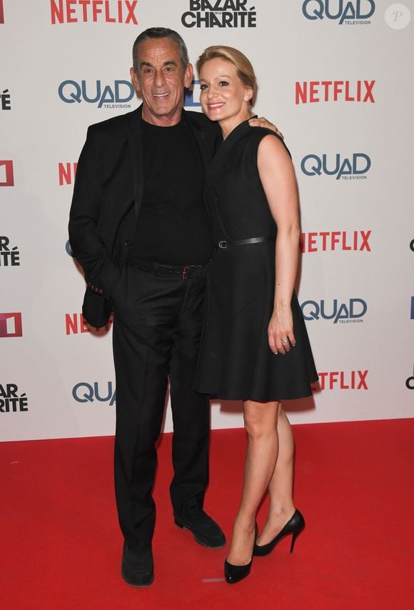 Elle a choisi une robe rose bustier qui lui allait divinement bien.

Thierry Ardisson et sa femme Audrey Crespo-Mara à l'avant-première de série télévisé TF1 "Le Bazar de la Charité" au Grand Rex à Paris, France, le 30 septembre 2019. © Coadic Guirec/Bestimage