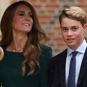 Le prince George de Galles, fait sa rentrée au collège d'Eton entouré de ses parents, le prince William, prince de Galles, et Catherine (Kate) Middleton, princesse de Galles, le 8 septembre 2026.  © PA Wire/PA Images / Bestimage