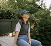 Pantalons et chaussures s'adaptent facilement pour équilibrer la silhouette au quotidien.