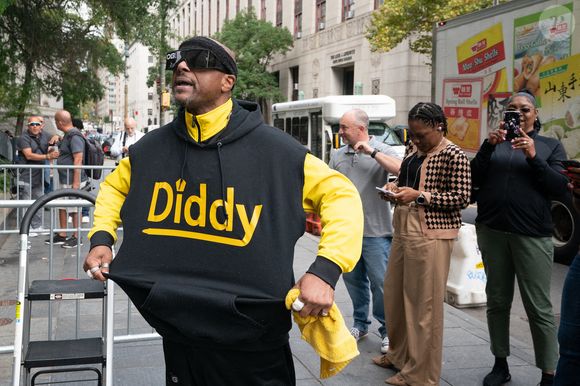 Un partisan de Sean "Diddy" Combs crie devant le tribunal fédéral de Manhattan le 17 septembre 2024, à Manhattan, New York. © Barry Williams/New York Daily News/TNS/ABACAPRESS.COM