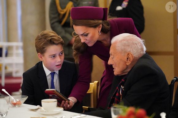 Ses parents le forment déjà progressivement à ce grand rôle

Catherine (Kate) Middleton, princesse de Galles, Le prince George de Galles - Les membres de la famille royale britannique assistent à la célébration du 80ème anniversaire de la fin de la Seconde guerre mondiale (VE80 Tea Party) au palais de Buckingham, à Londres, au Royaume-Uni, le 5 mai 2025. 

© Yui Mok/WPA-Pool / Julien Burton / Bestimage