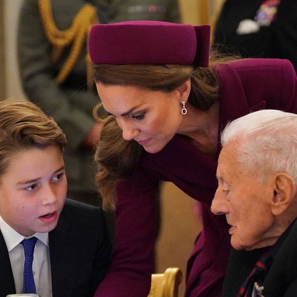 Ses parents le forment déjà progressivement à ce grand rôle

Catherine (Kate) Middleton, princesse de Galles, Le prince George de Galles - Les membres de la famille royale britannique assistent à la célébration du 80ème anniversaire de la fin de la Seconde guerre mondiale (VE80 Tea Party) au palais de Buckingham, à Londres, au Royaume-Uni, le 5 mai 2025. 

© Yui Mok/WPA-Pool / Julien Burton / Bestimage
