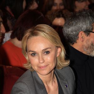 Loin de s'arrêter là, cette véritable touche-à-tout dirige également trois entreprises, dont le célèbre média Who's who pour lequel elle rédige des newsletters.

Exclusif - Cécile de Ménibus lors du spectacle "Vivantes", au Palais-Royal, libère la parole de femmes victimes de violences le 14 mars 2022 à Paris.
© Philippe Baldini / Bestimage