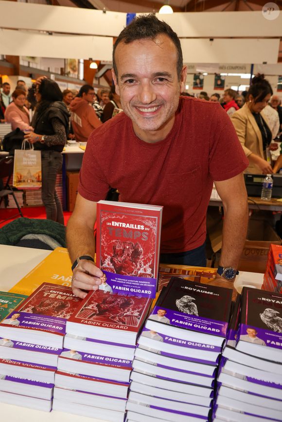 Dans son dernier livre, l'expert préconise d'ailleurs des solutions gratuites comme compter à l'envers ou respecter son horloge interne plutôt que d'investir dans des gadgets coûteux.

Fabien Olicard à la Halle Georges Brassens à Brive-la-Gaillarde pour la Foire du Livre de Brive, le 9 novembre 2025. 

©Jean-Marc LHOMER/Bestimage.