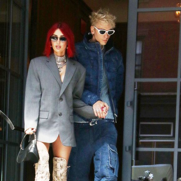 Le couple Megan Fox (dans une nouvelle coiffure rouge) et Machine Gun Kelly repérés à Tribeca, New York City, USA, le 5 septembre 2023.