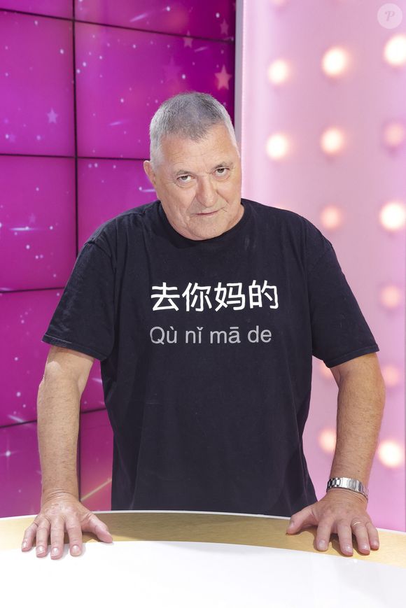 "Bonjour mes amis, suite à une mauvaise chute qui m'a obligé à me rendre à l'hôpital", a-t-il commencé par annoncer. 

Exclusif - Jean-Marie Bigard - Enregistrement de l'émission "Les grands du rire", présentée par K.Chéryl et B.Montiel, le 28/08/2024
© Jack Tribeca / Bestimage