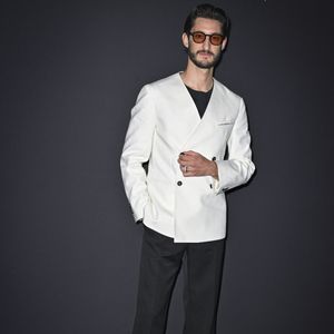 Pierre Niney et Natasha Andrews - Photocall du dîner "Women In Motion, Kering", Place de la Castre lors du 78ème Festival International du Film de Cannes le 18 mai 2025. © Olivier Borde/Bestimage