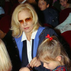 Au fil des années, les retrouvailles familiales ont permis de renforcer encore ces liens

Archives : Sylvie Vartan et sa fille Darina Scotti au théâtre Mogador à Paris © RINDOFF-RONCEN / BESTIMAGE