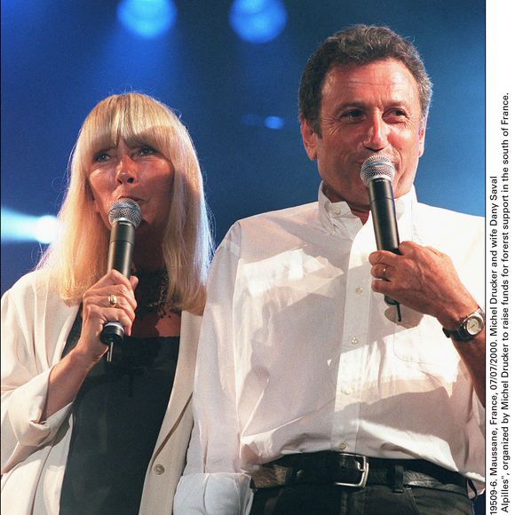 Michel Drucker et son épouse Dany Saval lors du Concert des Alpilles, organisé par Michel Drucker afin de collecter des fonds pour soutenir les forestiers du sud de la France. Le 7 juillet 2000. © Lionel Hahn/ABACA