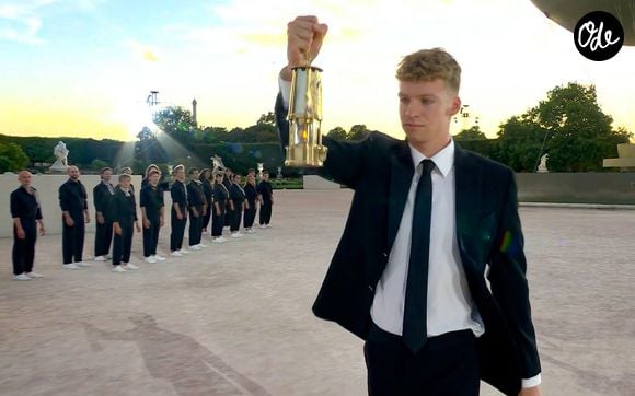 Léon Marchand lors de la cérémonie de clôture des Jeux Olympiques de Paris (JO) 2024 au Stade de France, à Saint-Denis, en banlieue parisienne, en France, le 11 août 2024. © Capture TV France 2 via Bestimage