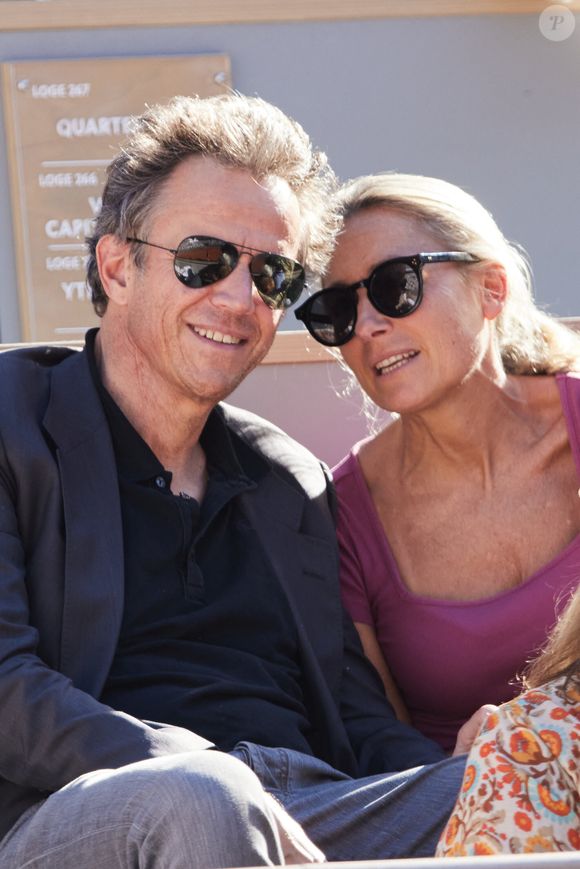 Anne-Sophie Lapix et son mari Arthur Sadoun - Célébrités dans les tribunes des Internationaux de France de tennis de Roland Garros 2024 à Paris le 7 juin 2024.  © Jacovides-Moreau/Bestimage