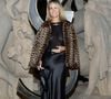 Côté accessoires, elle arborait un sac noir et des lunettes de soleil.

Laeticia Hallyday - Photocall du défilé Saint Laurent "Collection Femme Prêt-à-Porter Automne/Hiver 2026-2027" lors de la Fashion Week de Paris, le 3 mars 2026

© Cyril Moreau / Bestimage