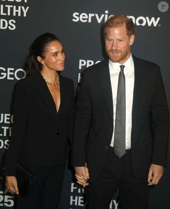 Le prince Harry, duc de Sussex et Meghan Markle, duchesse de Sussex, lors du 3ème gala annuel du projet "Healthy Minds" aux Spring Studios à New York, le 9 octobre 2025. Photo : Zuma Press / Bestimage