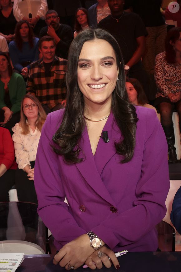 Et c'est lors d'un repas et d'une discussion avec Cyril Hanouna, que sa décision a été prise : "Plus tard dans la soirée, on a discuté. Le feeling est tout de suite passé", dit-elle.

Shana Loustau, sur le plateau de TBT9 présenté par C.Hanouna, et diffusé en direct sur W9, Paris, France, le 07 novembre 2025. © Jack Tribeca / Bestimage