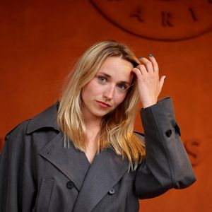 Ce format prend la relève de la précédente émission du studio, Vieille Branche, qui comptait plus de 100 épisodes.

Chloé Jouannet au village lors des Internationaux de France de Tennis de Roland Garros le 3 juin 2026

© Jacovides / Moreau / Bestimage
