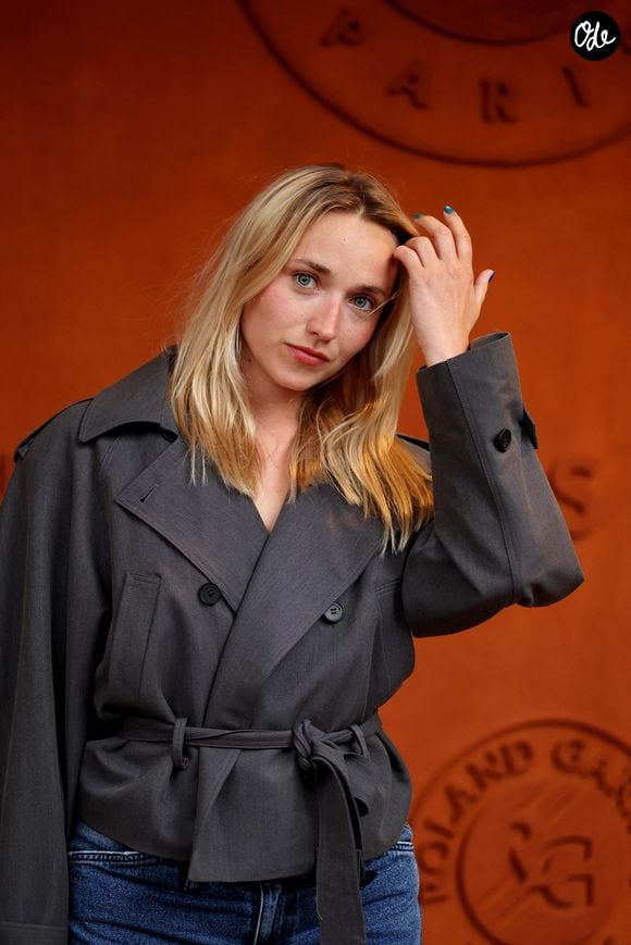 Ce format prend la relève de la précédente émission du studio, Vieille Branche, qui comptait plus de 100 épisodes.

Chloé Jouannet au village lors des Internationaux de France de Tennis de Roland Garros le 3 juin 2026

© Jacovides / Moreau / Bestimage