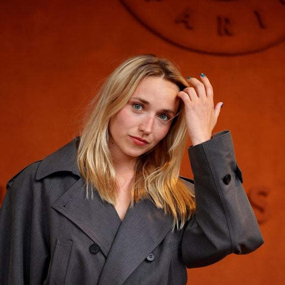 Ce format prend la relève de la précédente émission du studio, Vieille Branche, qui comptait plus de 100 épisodes.

Chloé Jouannet au village lors des Internationaux de France de Tennis de Roland Garros le 3 juin 2026

© Jacovides / Moreau / Bestimage