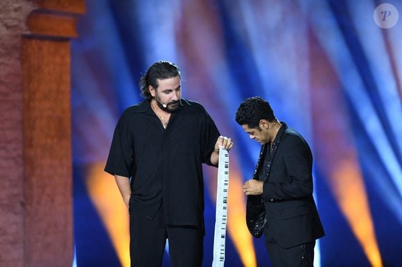 Exclusif - Maxime Gasteuil et Jamel Debbouze lors de la soirée du grand gala du "Marrakech du Rire 2022" pour la 10ème édition au palais El Badiî à Marrakech, Maroc, le 18 juin 2022. © Rachid Bellak/Bestimage